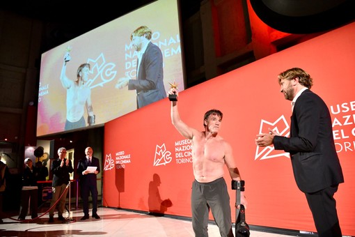 Il regista Ruben Östlund riceve il Premio Stella della Mole e inaugura l'opera ispirata al suo film The Square