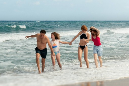 fotogramma di un film con persone in riva al mare