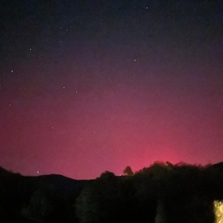 La magia dell'aurora boreale torna nei nostri cieli: le luci viola e rosa sulle montagne del Piemonte