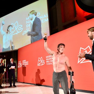 Il regista Ruben Östlund riceve il Premio Stella della Mole e inaugura l'opera ispirata al suo film The Square