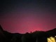 La magia dell'aurora boreale torna nei nostri cieli: le luci viola e rosa sulle montagne del Piemonte