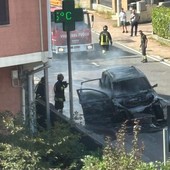 Nichelino, auto va a fuoco mentre viaggia verso Moncalieri: attimi di paura