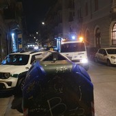 A Vanchiglia l'auto dei vigili urbani sul marciapiede: &quot;A pochi metri un carico e scarico libero&quot;