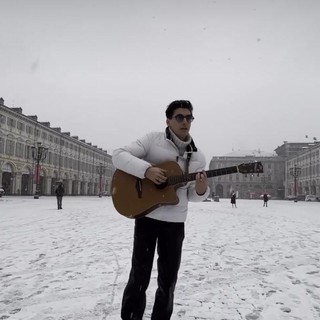 Emanuele Aloia canta “Meteo” sotto i fiocchi di neve