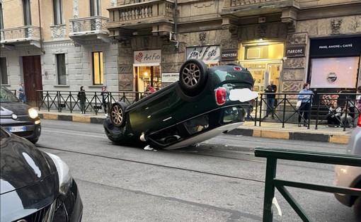 Rischia il ritiro della patente l’uomo alla guida della Mini ribaltata in via Madama Cristina