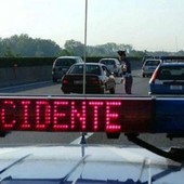 Auto e camioncino si urtano in tangenziale: vettura ribaltata e traffico rallentato