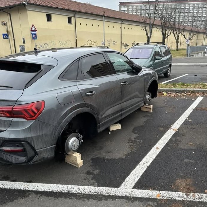 auto su mattoni e cui sono state rubate le ruote