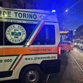 Persona anziana cade: il 77 costretto a fermarsi sui binari, traffico in tilt