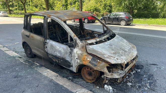 Auto distrutte dalle fiamme a Torino nord: &quot;Rimosse dalle strade&quot;
