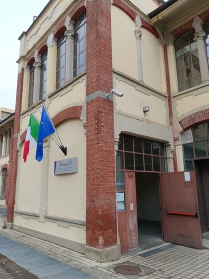 palazzo con bandiere viste da fuori