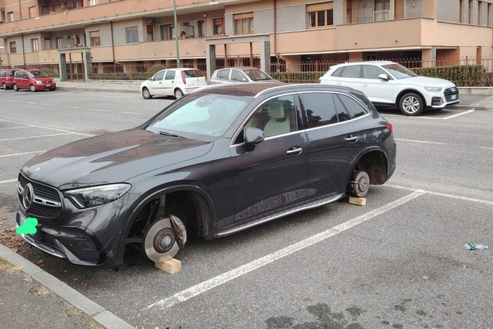 Mercedes &quot;spolpata&quot; in strada a Torino: ecco cosa è successo