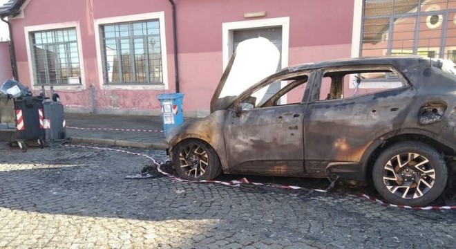 Auto va a fuoco a Moncalieri vicino alle Fonderie Limone, è giallo