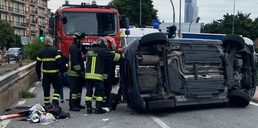 Incidente in corso Roma a Moncalieri: auto ribaltata e due persone ferite