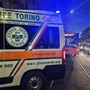 Anziana si sente male sul 77: il bus costretto a fermarsi sui binari, traffico in tilt