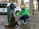 acqua raccolta da una persona presso una fontana