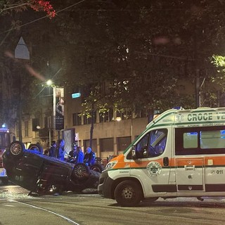 Scontro tra due auto in corso Vittorio angolo corso Massimo: una finisce cappottata