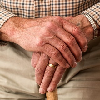 Il tappo di cerume: un disturbo comune che colpisce fino al 57% degli anziani