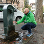 acqua raccolta da una persona presso una fontana