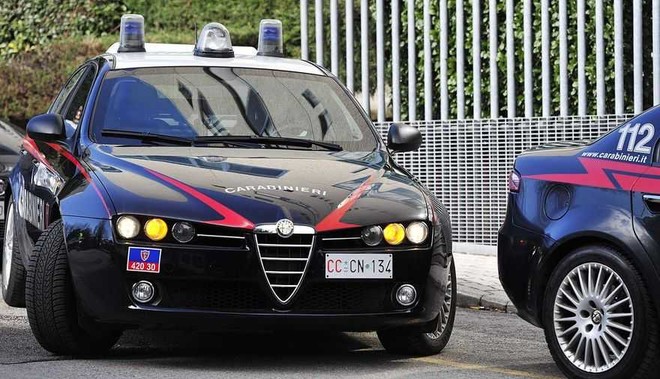 La giovane ha saputo indirizzare i carabinieri nella ricerca: arrestati due trentenni