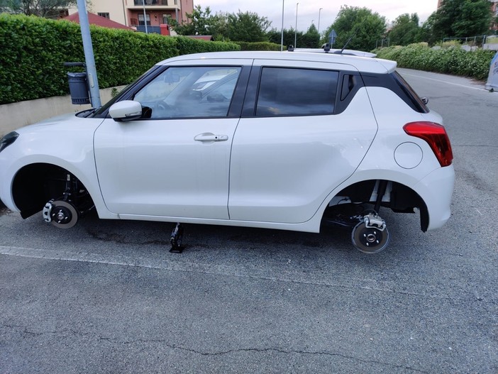 Ladri di (pezzi di) auto scatenati anche a Nichelino