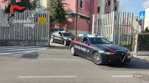 auto dei carabinieri escono dal comando