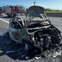 Auto va a fuoco sulla tangenziale sud: lunghi momenti di paura