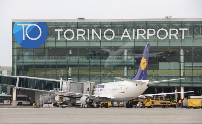 Attacco epilettico al gate delle partenze di Caselle: uomo salvato da due agenti della polizia