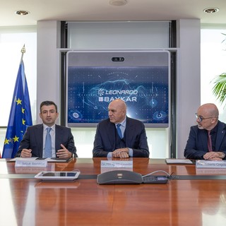 firma dell'accordo a un tavolo con più persone