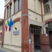 palazzo con bandiere viste da fuori