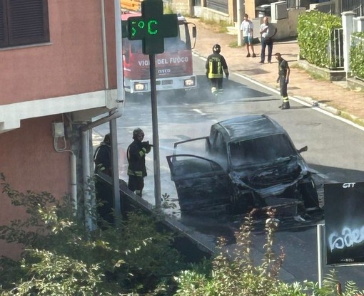 Nichelino, auto va a fuoco mentre viaggia verso Moncalieri: attimi di paura