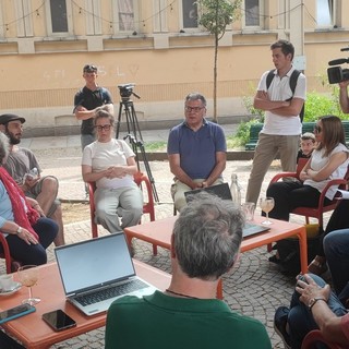 Il sindaco incontra i residenti e ascolta Alessandro, che dorme nella piazza dello spaccio di San Salvario