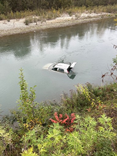 Un'auto emerge dalle acque del fiume Stura: l'ipotesi è che sia stata trascinata dalla corrente. Dieci giorni per il recupero