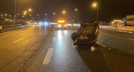 Auto si ribalta in mezzo alla carreggiata sulla Tangenziale Nord: paura tra i veicoli in transito