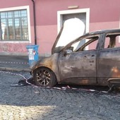 Auto va a fuoco a Moncalieri vicino alle Fonderie Limone, è giallo