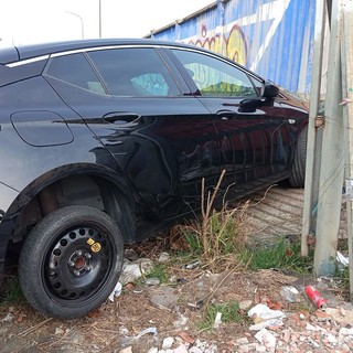 Auto si va a schiantare contro il muro dell’ex Gondrand