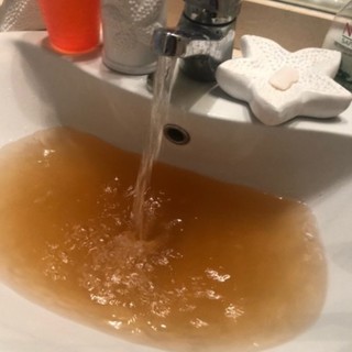 A Nichelino salta una tubatura: acqua torbida nei rubinetti di via Pateri