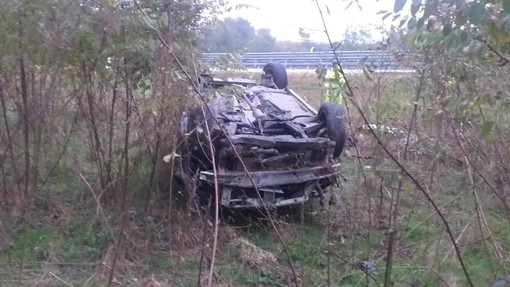 Torino-Aosta, auto si ribalta e finisce in un campo fuori dalla carreggiata