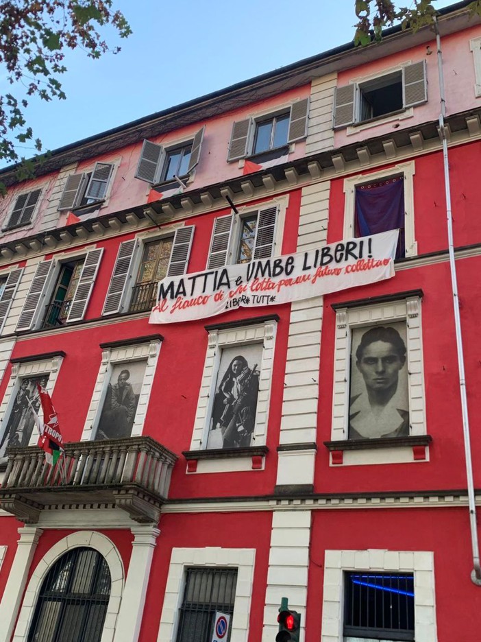 striscione appeso alle finestre di un edificio colorato