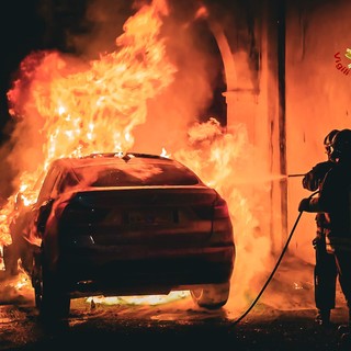 Auto va a fuoco a Ciriè, i pompieri evitano che le fiamme arrivino alla chiesa vicina