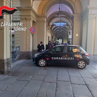 auto dei carabinieri sotto i portici