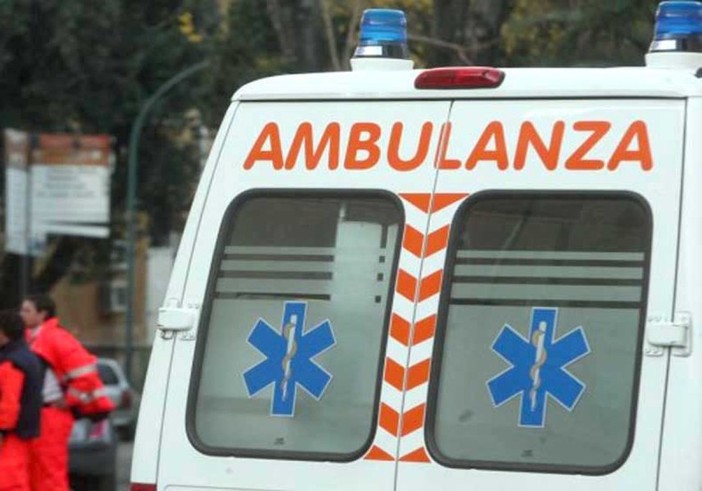 Grave incidente a Poirino, auto fuori strada: feriti mamma e due figli