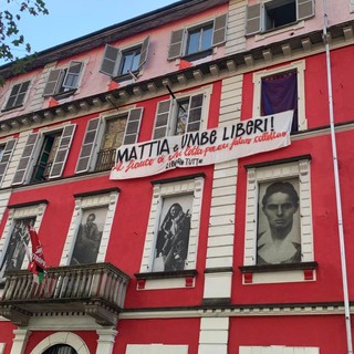 striscione appeso alle finestre di un edificio colorato