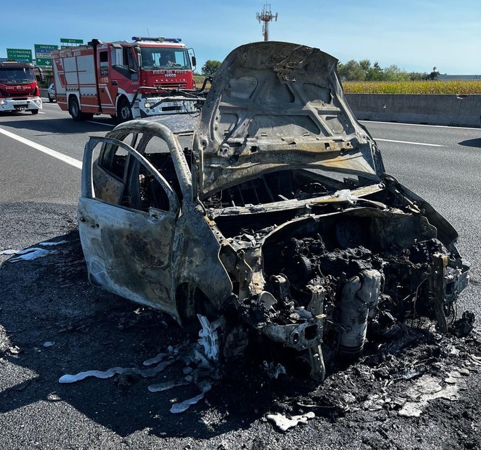 Auto va a fuoco sulla tangenziale sud: lunghi momenti di paura