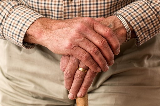 Il tappo di cerume: un disturbo comune che colpisce fino al 57% degli anziani