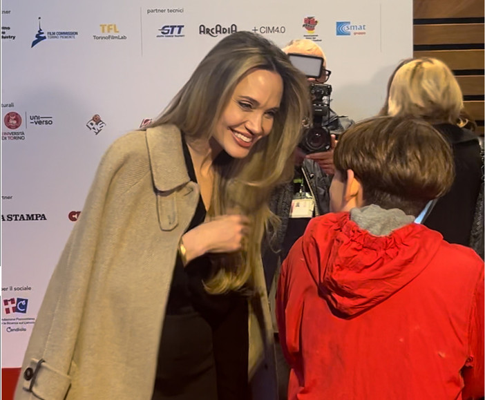 Angelina Jolie un giorno a Torino: dalle foto con i giornalisti ai selfie con fan