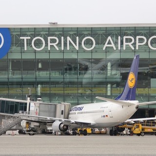 Attacco epilettico al gate delle partenze di Caselle: uomo salvato da due agenti della polizia