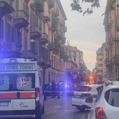 Crollato un solaio in via Bertola: strada chiusa, ambulanza sul posto