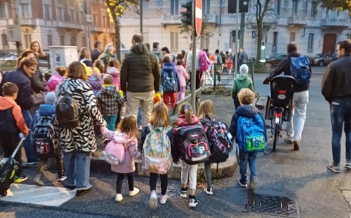 &quot;Walk To School&quot;, i bambini della Circoscrizione 1 vanno a scuola a piedi tutti insieme: l'iniziativa per sensibilizzare contro lo smog