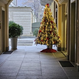 Gli ingressi decorati con ghirlande ed alberi: scopri dove