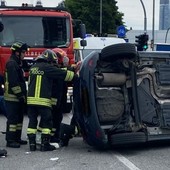 Incidente in corso Roma a Moncalieri: auto ribaltata e due persone ferite